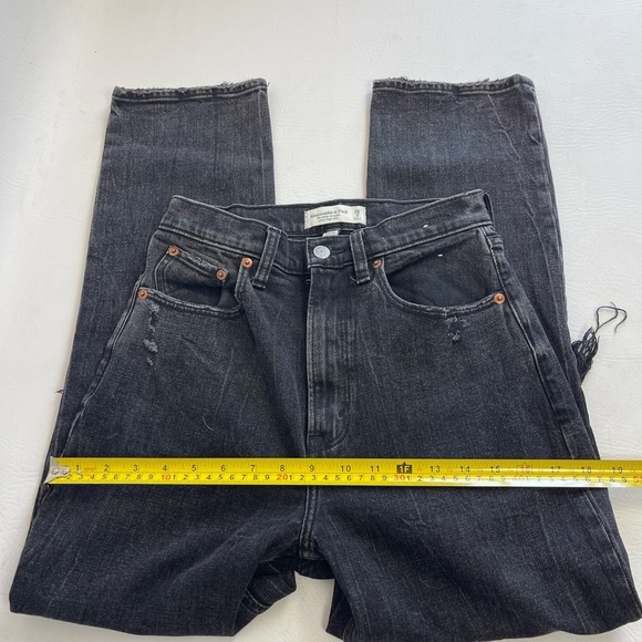 Abercrombie & Fitch Curve Love Ultra High Rise Ankle Straight Jeans - Black. - Picture 4 of 13